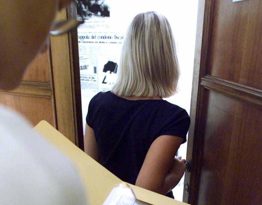 La venditrice porta a porta pentita: «Il mio lavoro era truffare gli anziani» 