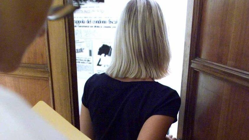 La venditrice porta a porta pentita: «Il mio lavoro era truffare gli anziani»