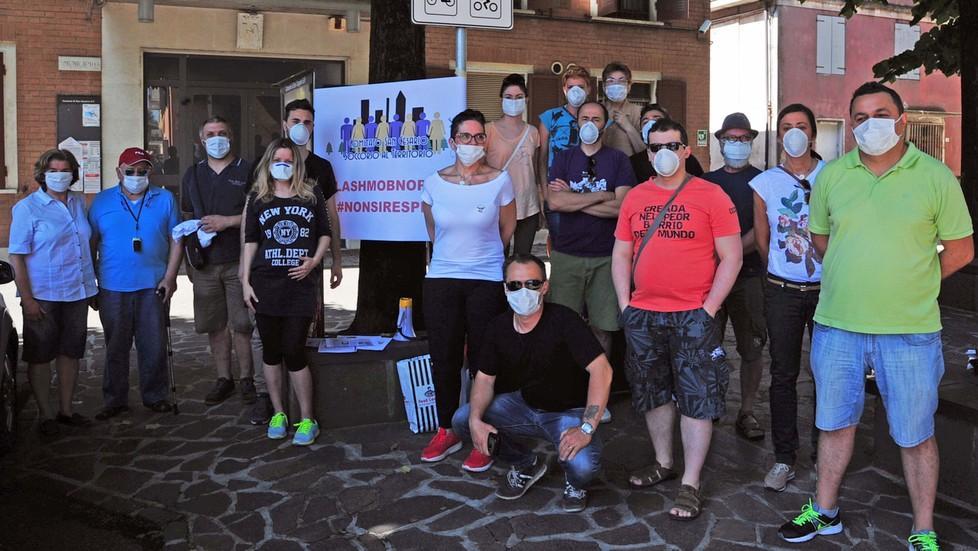 Sit-in con mascherine e cartelli: «Basta miasmi, il Comune agisca» 