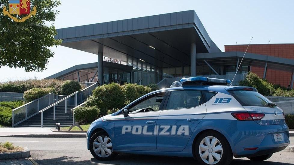 Ruba la carta all’amica e fa acquisti al “Borgo”