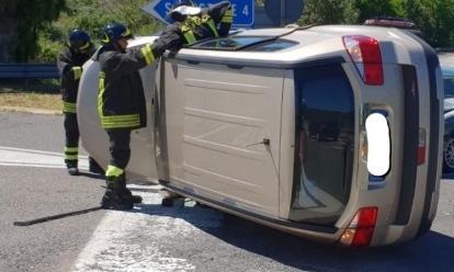 Scontro tra auto sulla 131, tutti illesi