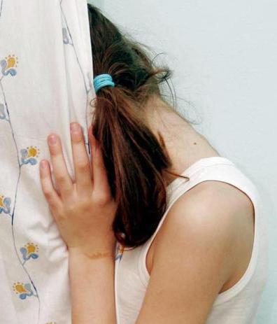 Abusi su una 15enne arrestato un operaio