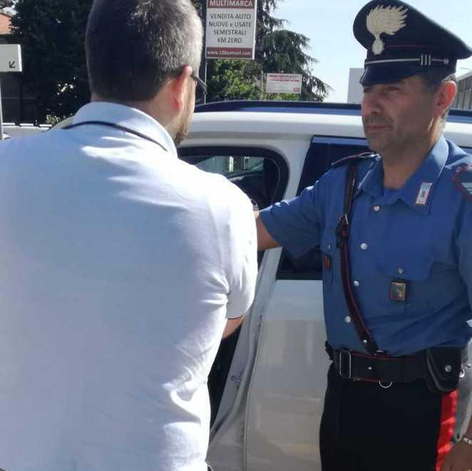 Maresciallo fuori servizio blocca un uomo che tenta di rubare all’interno di un’auto