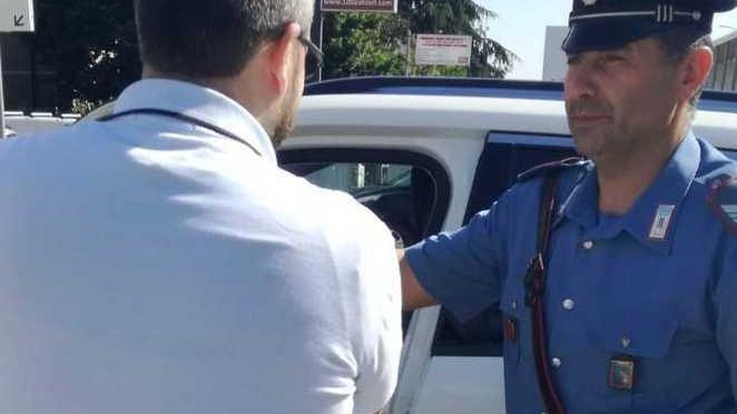Maresciallo fuori servizio blocca un uomo che tenta di rubare all’interno di un’auto