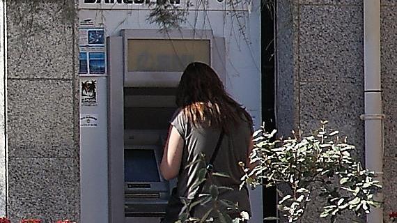 Ritira i soldi al bancomat: picchiata e rapinata
