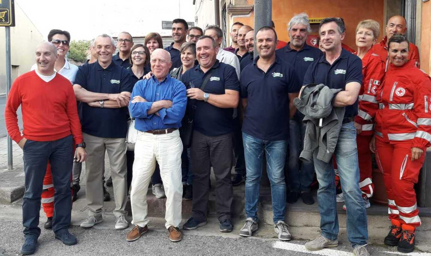 Devasta un chiosco e ferisce la titolare 