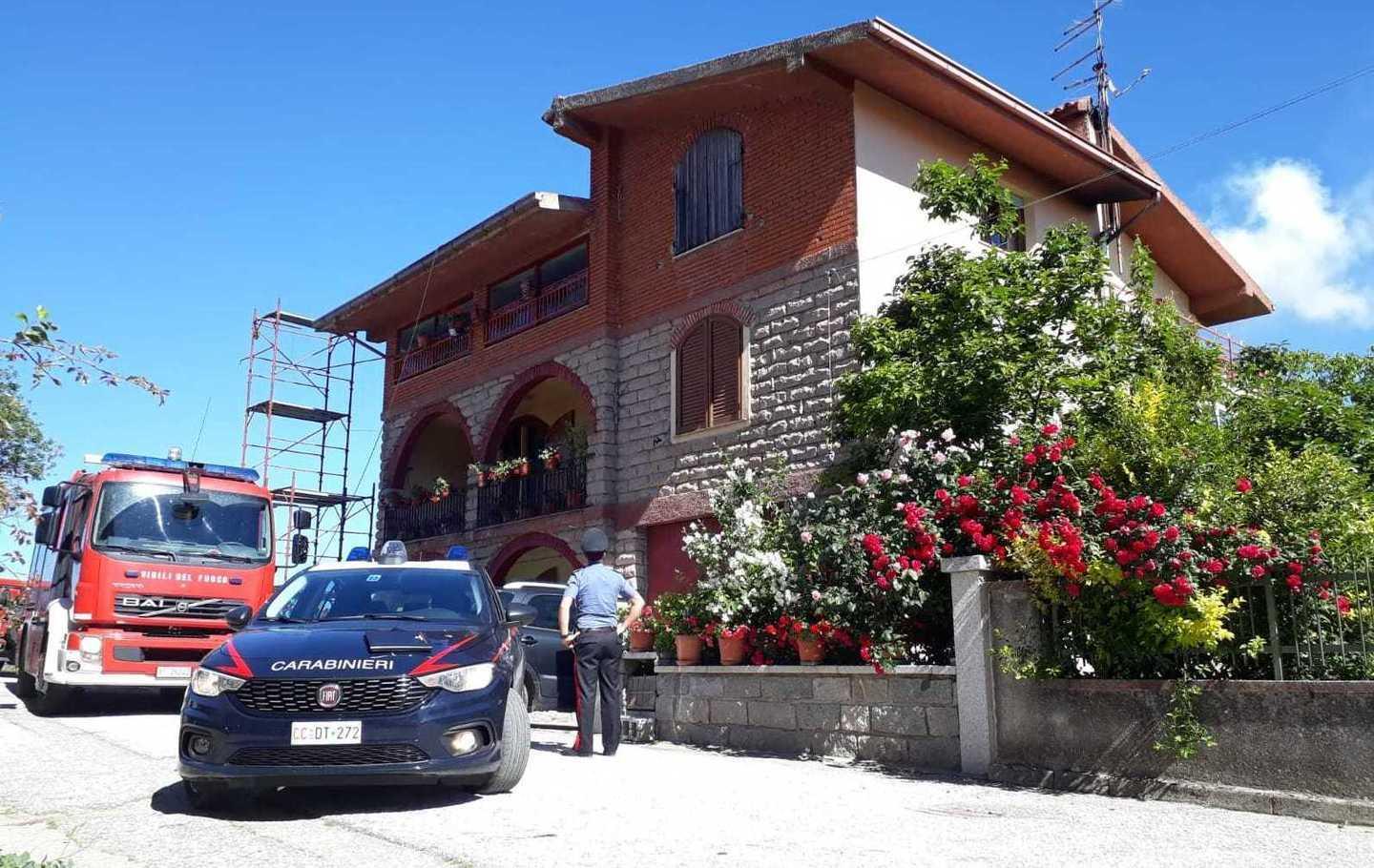 Camino in fiamme, anziane soccorse 