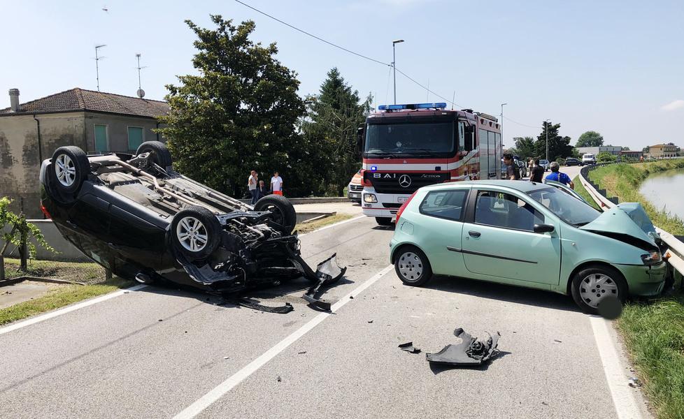 Scontro frontale fra auto Grave donna di 81 anni 