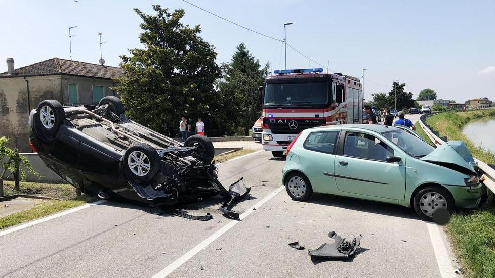 Scontro frontale fra auto Grave donna di 81 anni