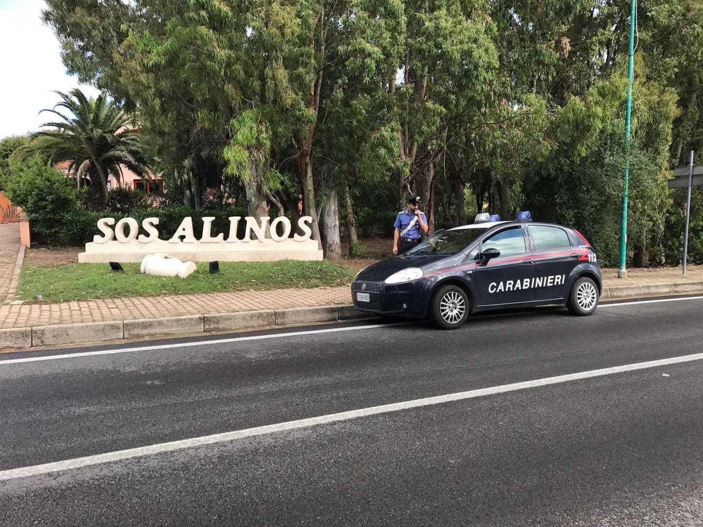 Due turiste rubano un portafoglio arrampicandosi su un cornicione