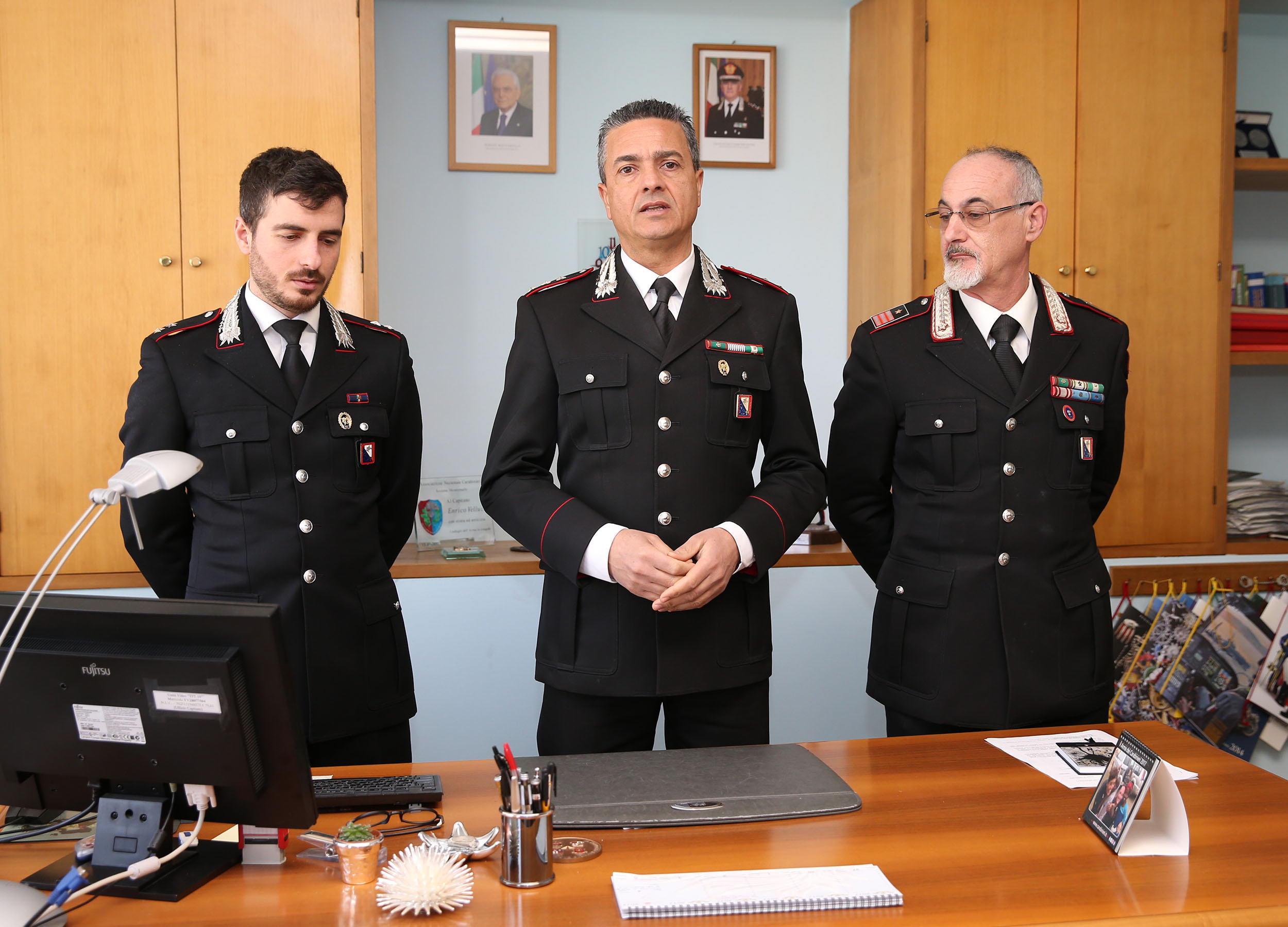 Il comandante Massimiliano Massimi (a destra) durante una conferenza stampa con il comandante della compagnia di Montecatini (Foto d'archivio)