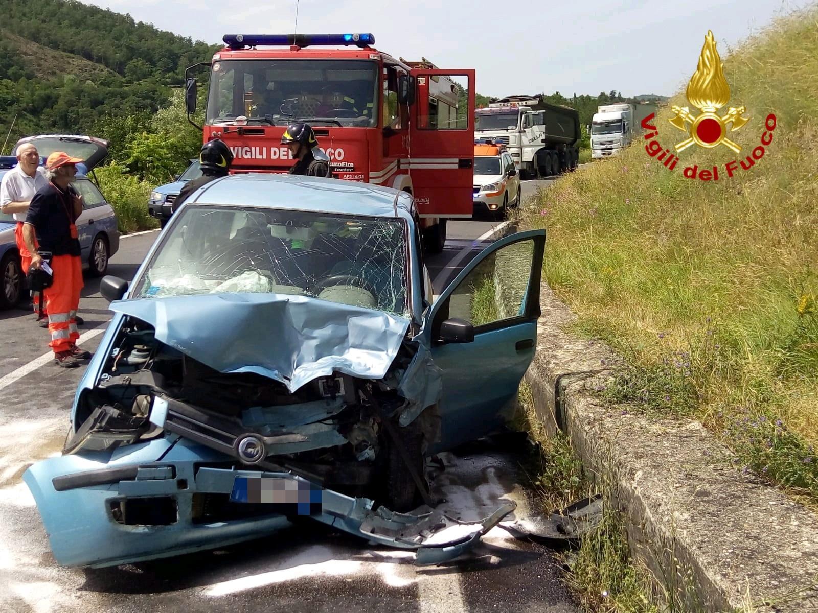 Muore nello scontro frontale tra due auto
