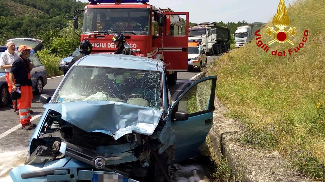 Muore nello scontro frontale tra due auto