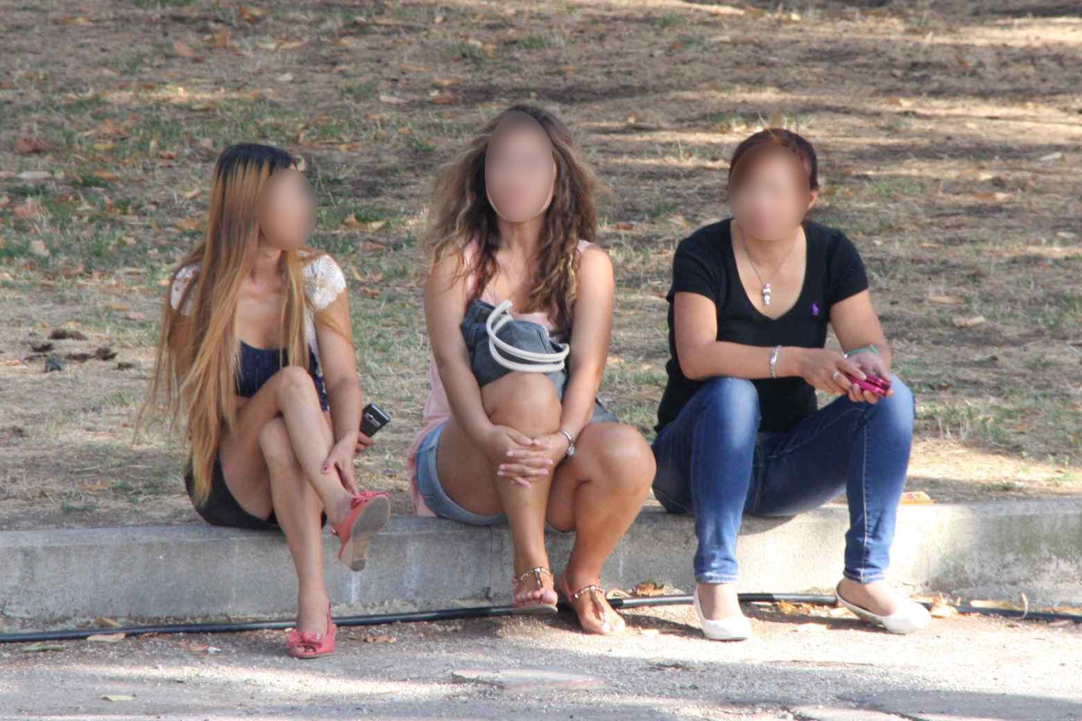 Prostitute cinesi aspettano i clienti in piazza Mercatale (foto d'archivio)