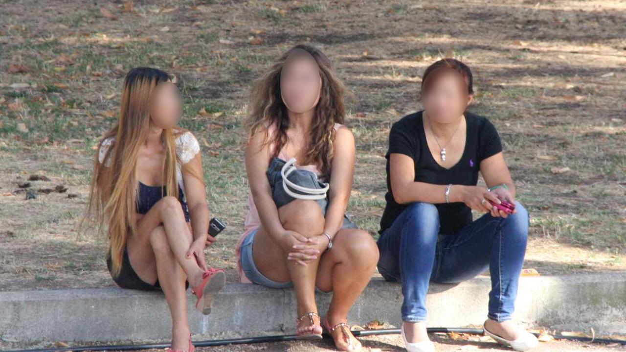 Prostitute cinesi aspettano i clienti in piazza Mercatale (foto d'archivio)