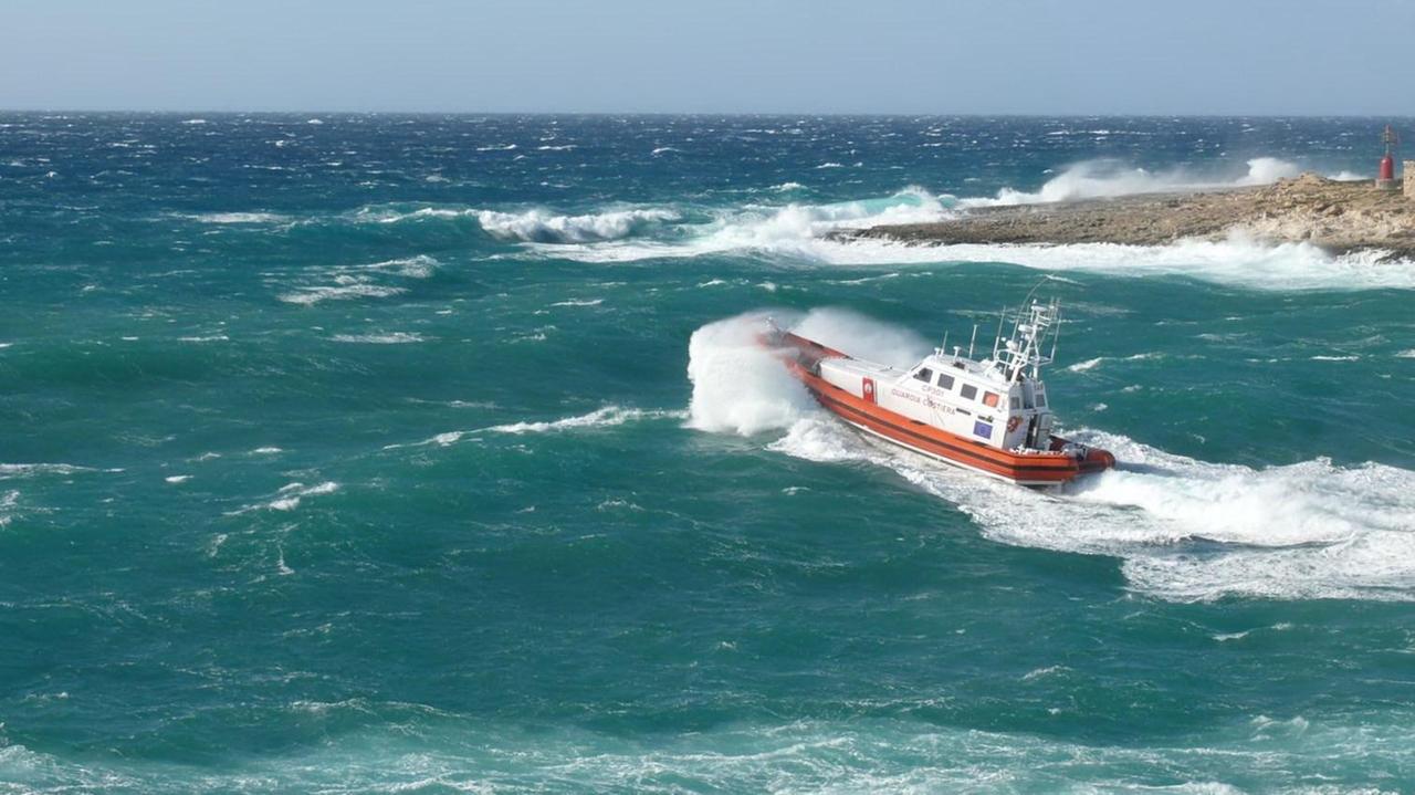 Su un gommone nel mare in tempesta, cinque diportisti in salvo