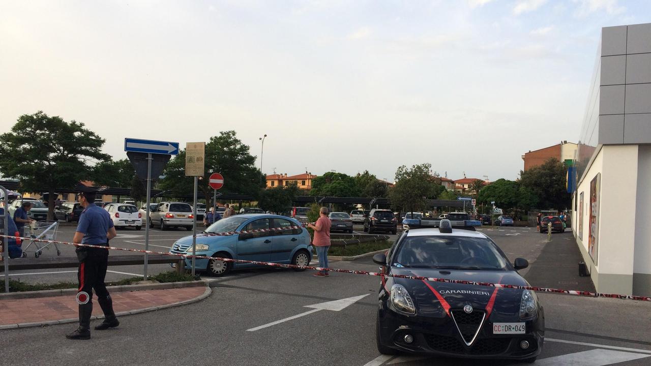 La pattuglia dei carabinieri a presidio della zona in cui è stata trovata la valigia incustodita