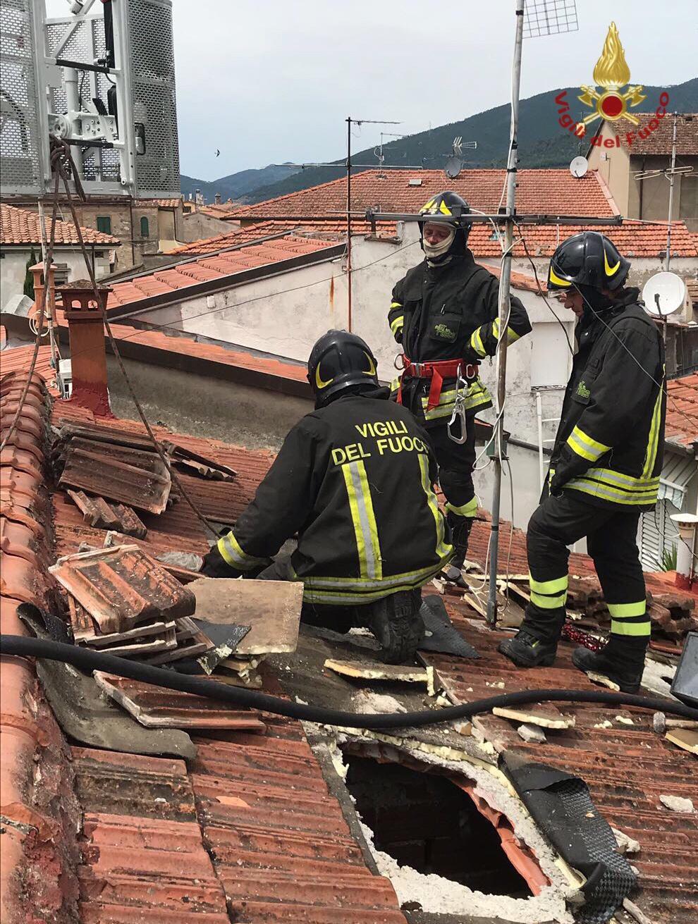 L'intervento sul tetto per spagnere il rogo a Caprona (Foto dai vigili del fuoco)