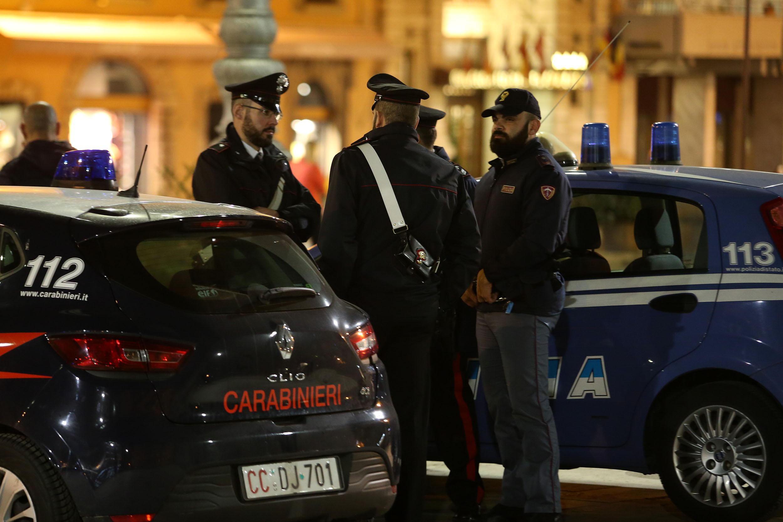 Controlli di carabinieri e polizia nel centro di Montecatini (foto d'archivio)