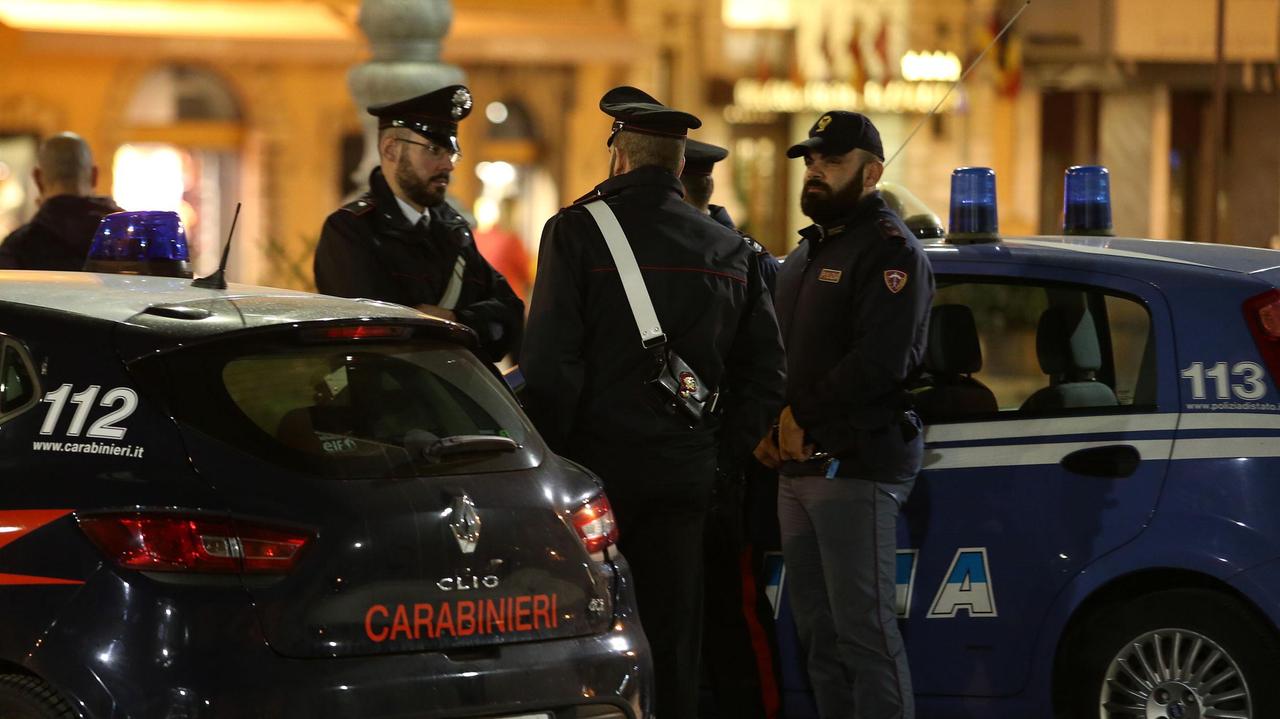 Controlli di carabinieri e polizia nel centro di Montecatini (foto d'archivio)