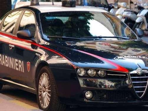 Scappa dai carabinieri e finisce incastrato tra due auto in sosta 