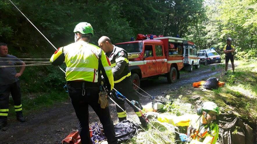 Motociclisti cadono nel dirupo ore di lavoro per salvarli