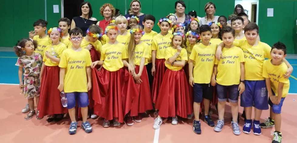 Tutti insieme a ballare per la festa di fine anno 