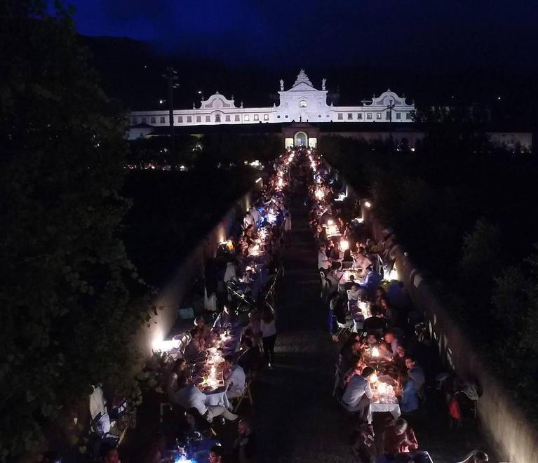Una tavolata di quasi 2000 persone 