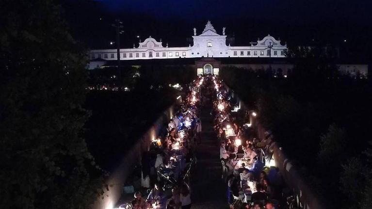 Una tavolata di quasi 2000 persone