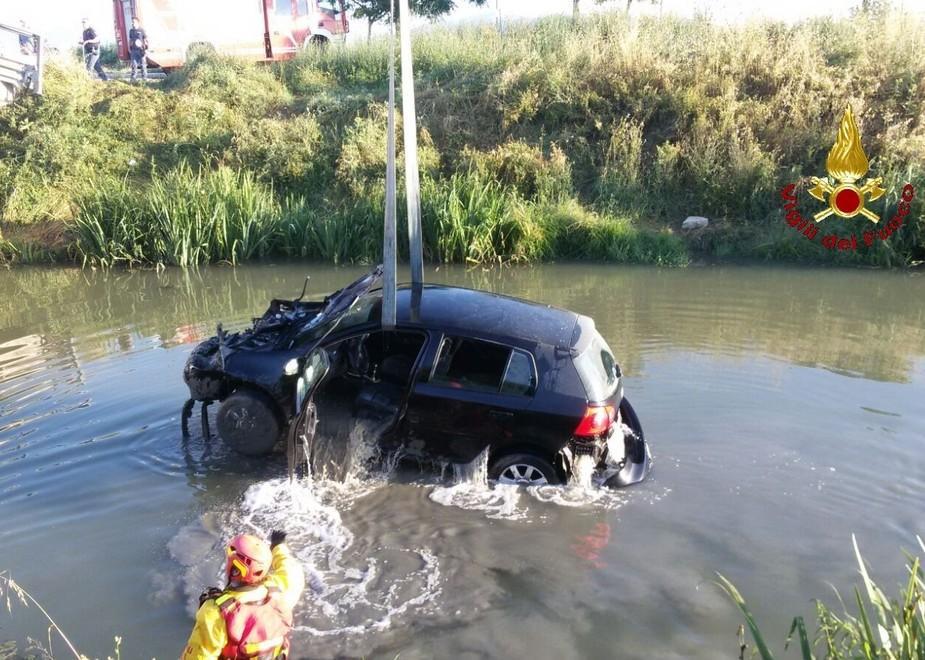 Sbanda e finisce con l’auto nel canale San Rocco