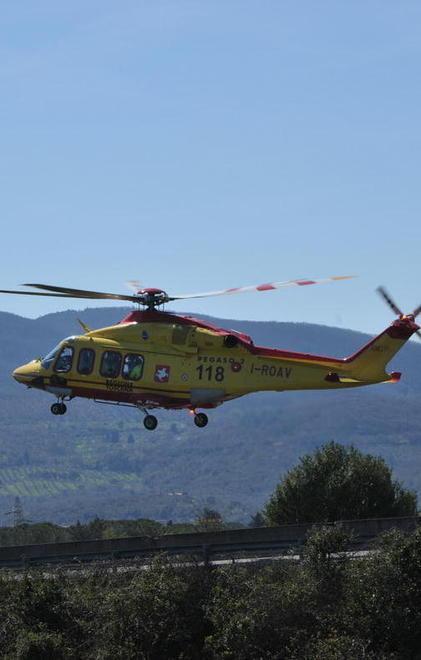 Finisce in un burrone con la moto 