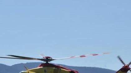 Finisce in un burrone con la moto
