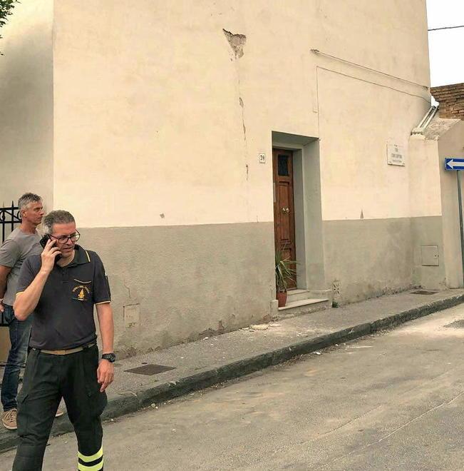 Crepa ad una casa, cadono calcinacci