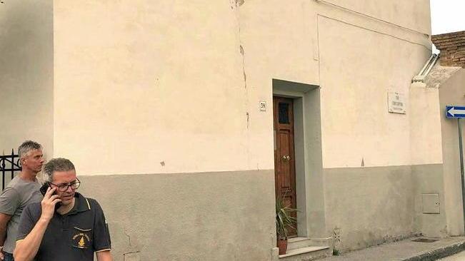 Crepa ad una casa, cadono calcinacci