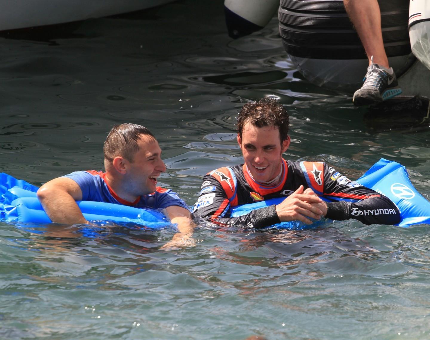 Alghero, doccia di brut e tuffo dei protagonisti nel porto per l’arrivederci al 2019