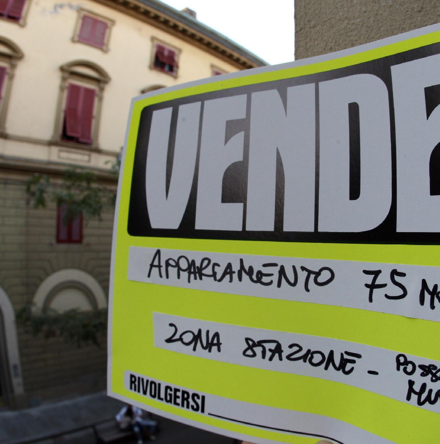 Paga l’agenzia per la casa, perde i soldi e va a giudizio 