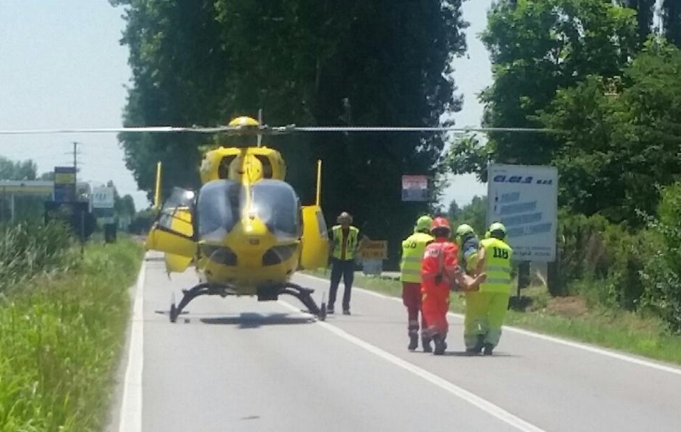Auto sbalzata nel fossato dopo il tamponamento 