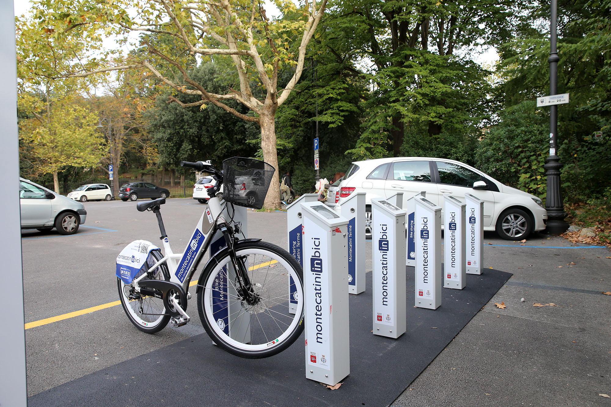 Una postazione di bike sharing gestita da Bicincittà a Montecatini (Foto archivio)