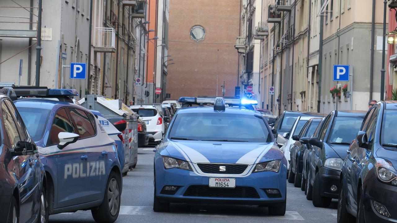 Presa per i capelli e buttata per terra: scippata 30enne