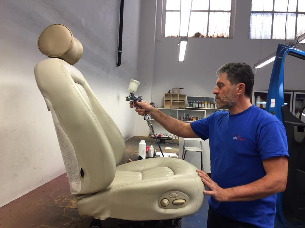 Gianni Soldi impegnato nel restyling di un sedile d’auto negli spazi di via Salgari