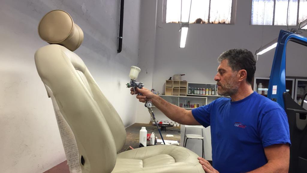Gianni Soldi impegnato nel restyling di un sedile d’auto negli spazi di via Salgari