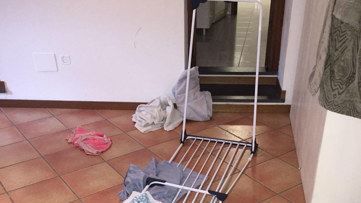 Lo stendino lanciato contro i carabinieri