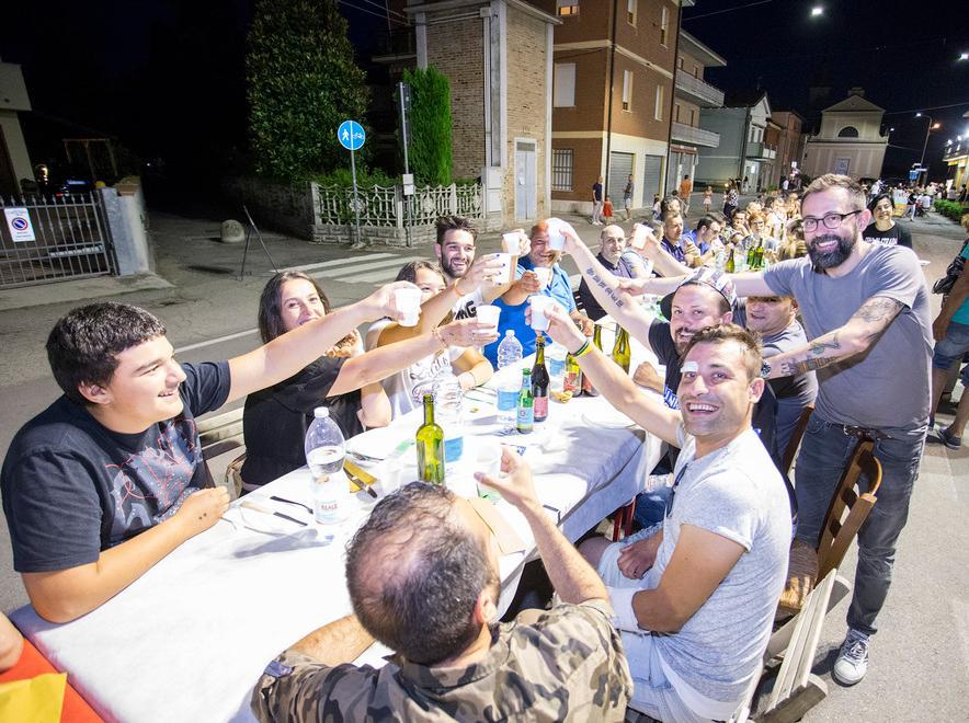 “Cena in strada” tra canti e balli 