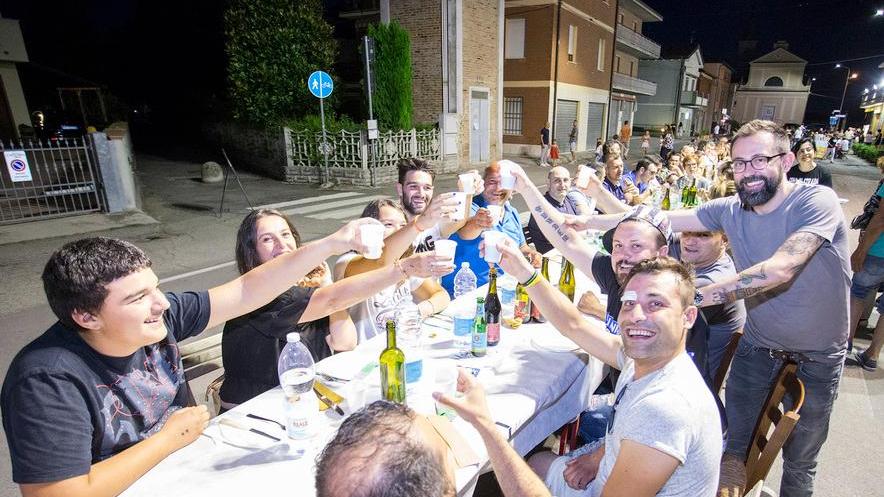 “Cena in strada” tra canti e balli