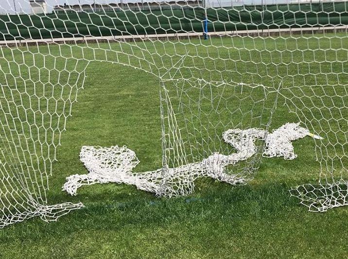 Vandali nel campo da calcio del Calerno 