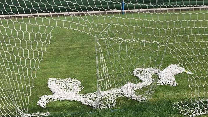 Vandali nel campo da calcio del Calerno
