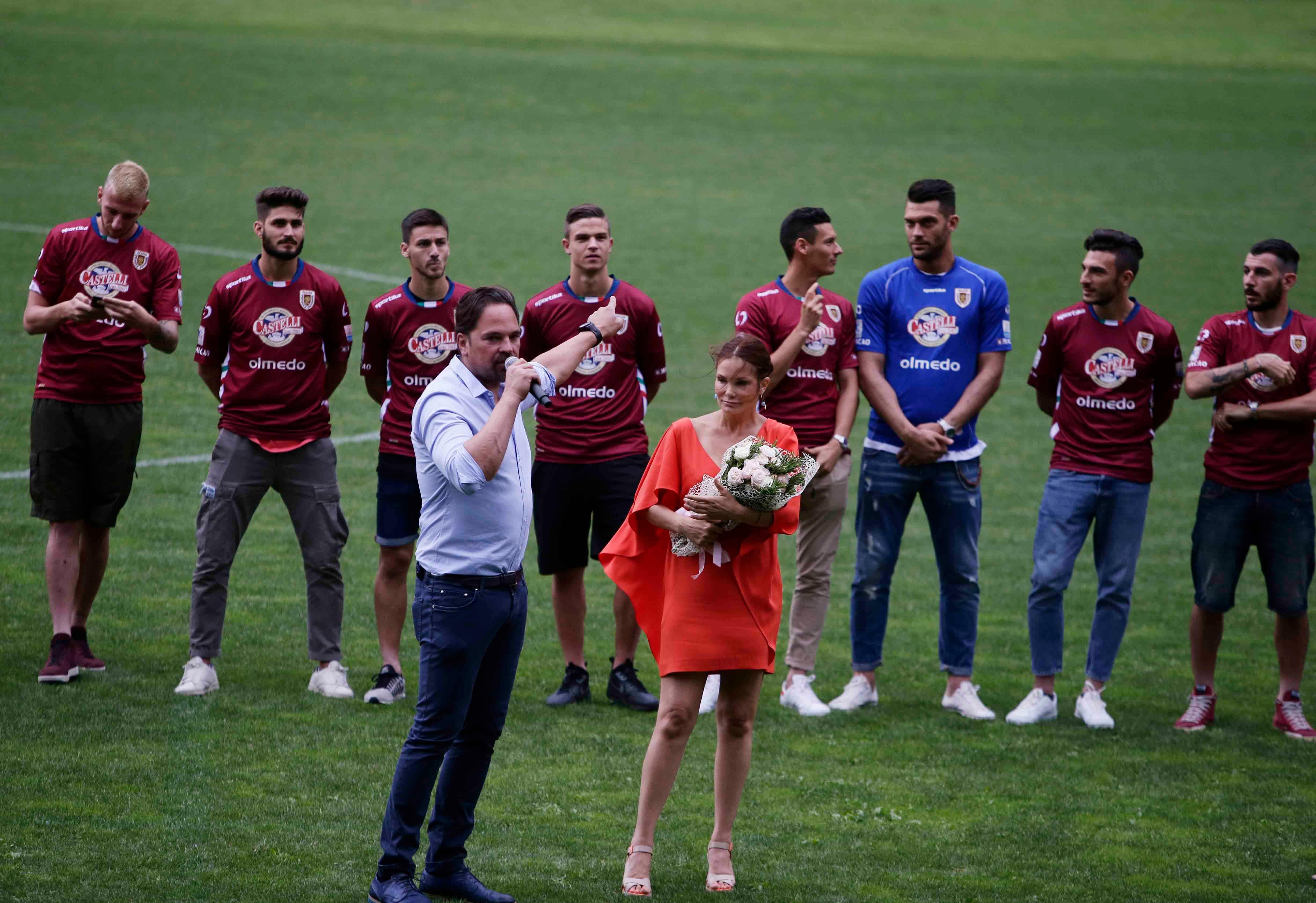 Piazza choc: "Reggiana in vendita". L'appello del sindaco "Incontriamoci" 