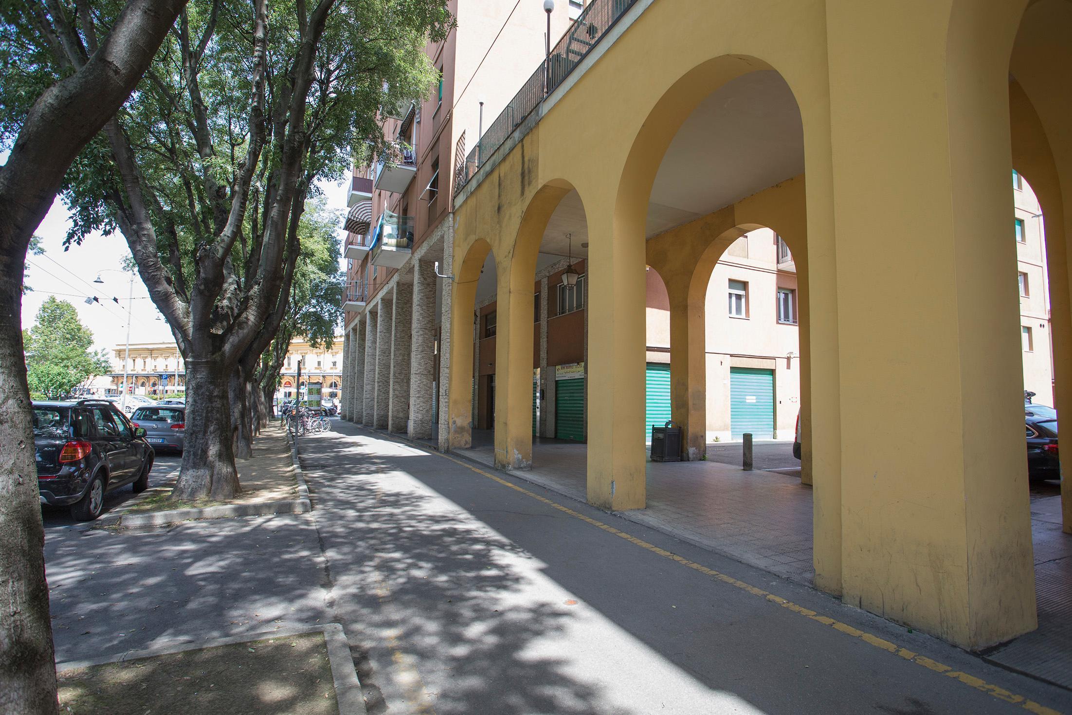 Modena, via Crispi: con mannaia si scaglia verso gli agenti di polizia
