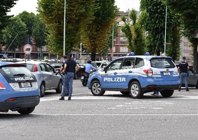 Droga e ricettazione, tre arresti della Mobile Pusher consegnava cocaina in via Costa. In via D’Alessandria bloccati due giovani su uno scooter rubato 