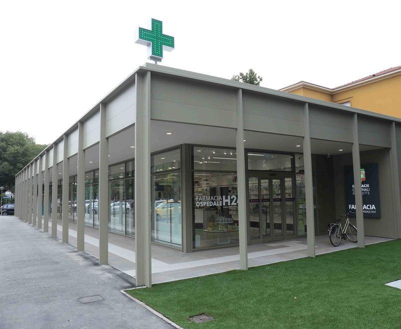 Il nuovo edificio che ospita la farmacia h24 davanti all'ospedale 